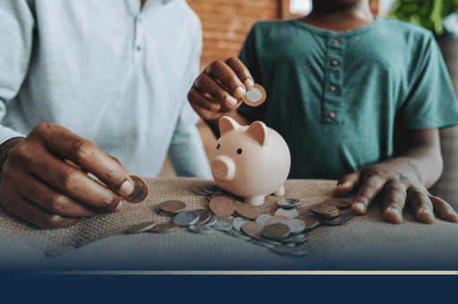 Ilustração de educação financeira com caderno, calculadora e gráfico de orçamento mensal